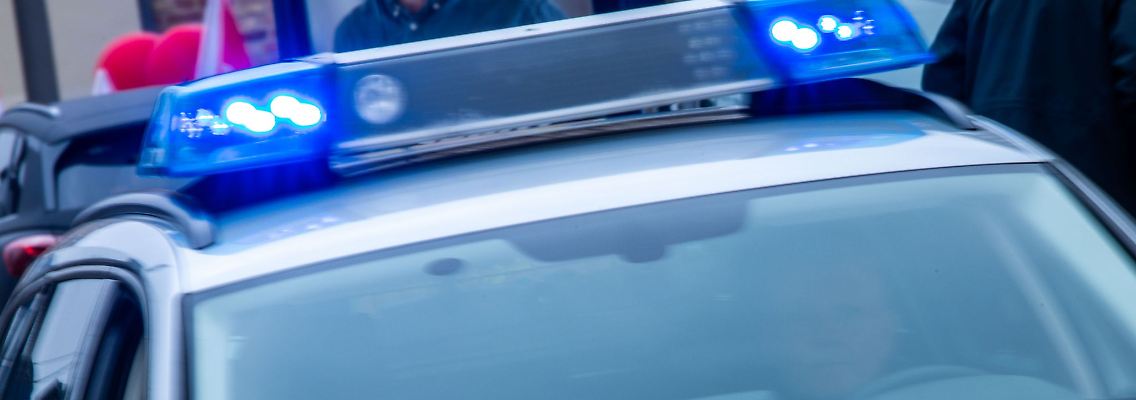 Ein Streifenwagen der Polizei ist mit Blaulicht im Einsatz.