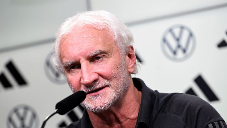 Rudi Völler kehrt einmalig auf die Trainerbank des DFB-Teams zurück.