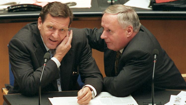 Vor dem großen Zerwürfnis: Schröder und Lafontaine 1998 im Bundestag,