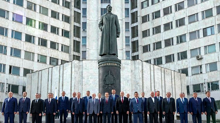 Offizielle des russischen Auslandsnachrichtendiensts SWR bei der feierlichen Einweihung der Dzierzynski-Statue. 