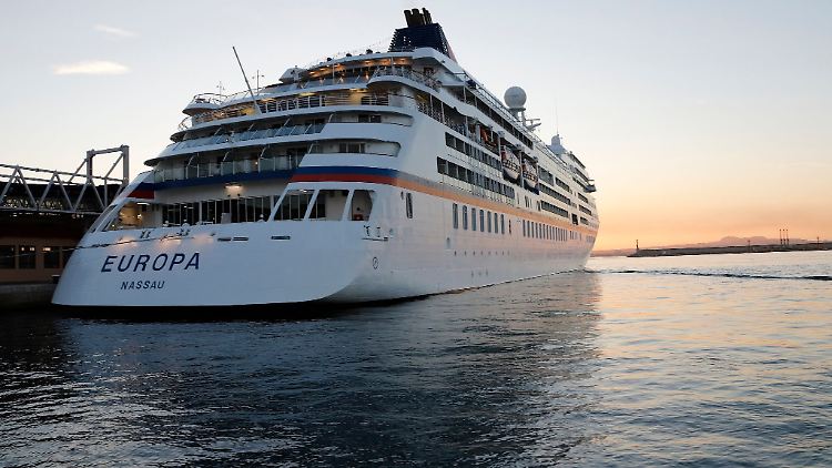 Wer sich auf einem Kreuzfahrtschiff total danebenbenimmt, wird womöglich am nächsten Hafen von Bord verwiesen.