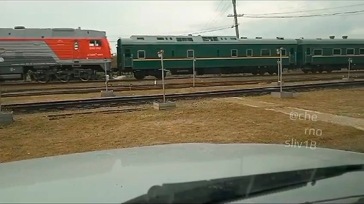 Auf diesem Videoscreenshot ist ein Zug zu sehen, der dem des nordkoreanischen Machthabers Kim auf seinen früheren Reisen ähnelt. Er fährt in der Nähe von Khasan, etwa 127 Kilometer südlich von Wladiwostok. 