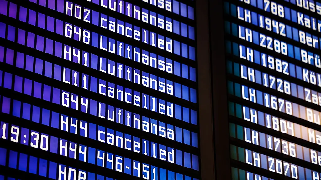 Zahlreiche-Fluege-sind-auf-einer-Anzeigetafel-in-einer-Abflughalle-am-Muenchner-Flughafen-als-cancelled-ausgewiesen