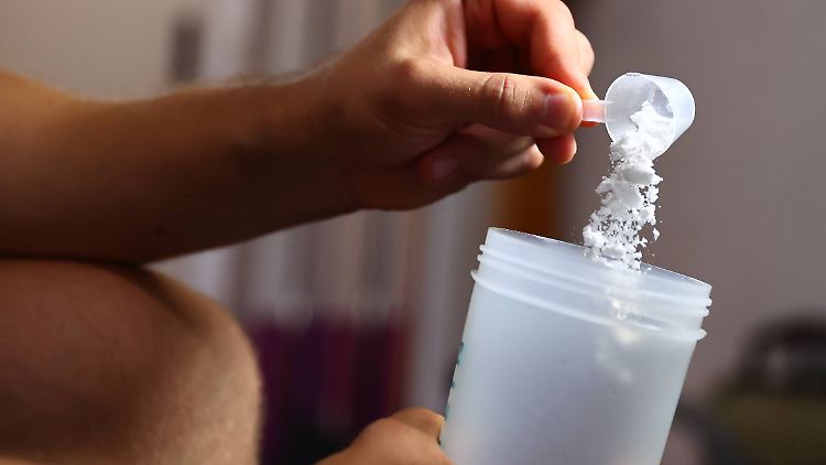 Schaut man sich in sozialen Netzwerken bei Fitness-Influencern um, bekommt man den Eindruck: Ohne Kreatin geht nichts.