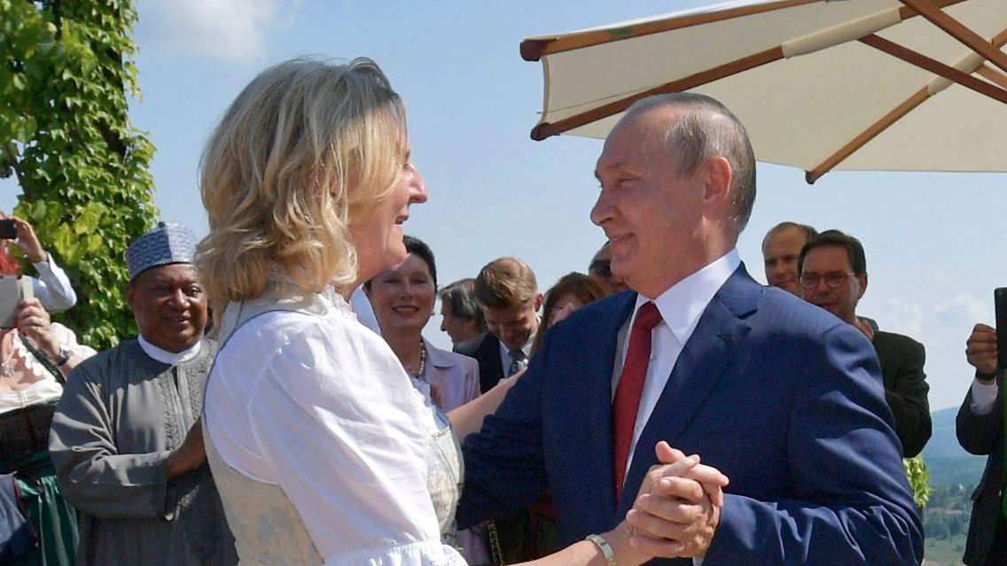 Putin und Kneissl tanzen 2018 auf der Hochzeit der damaligen österreichischen Außenministerin.
