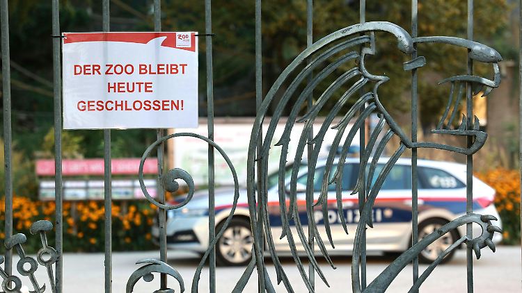 Nach einem Nashorn-Angriff im Salzburger Zoo, bei dem eine Pflegerin getötet und ein Pfleger schwer verletzt wurden, bleibt der Zoo geschlossen. 