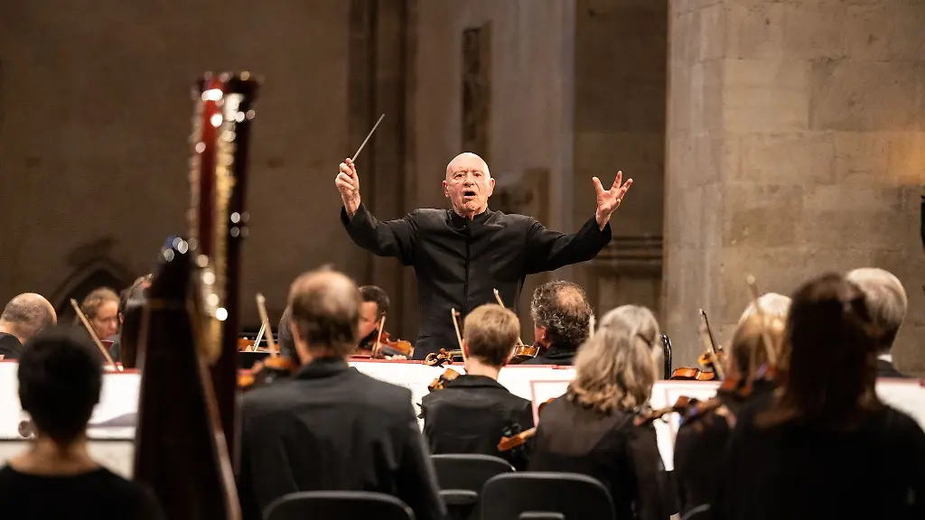 Dirigent-Christoph-Eschenbach-und-die-Bamberger-Symphoniker-waehrend-des-Abschlusskonzerts-des-Rheingau-Musik-Festivals-2022