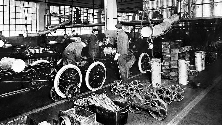 Am 1. Dezember 1913 lief die Fließbandfertigung bei Ford an. Gegründet wurde die Ford Motor Company im Juni 1903.