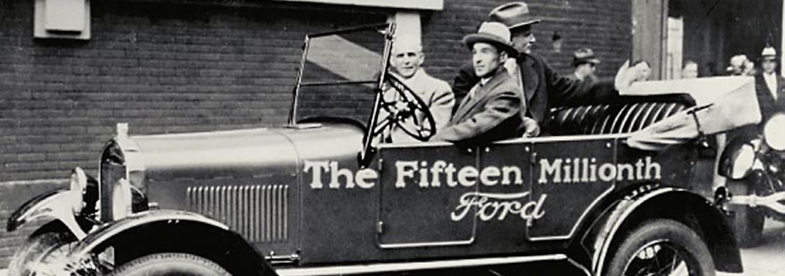 05_Ford_Model_T_15_Millionen_Einheiten,_am_Lenkrad_Edsel_Ford,_daneben_sein_Vater_Henry_Ford_vor_dem_Werk_Highland_Park_Quelle_Ford_USA.jpg