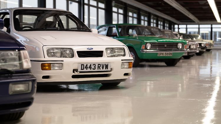 Ford Sierra (vorn) und Ford Cortina im Ford Heritage Centre im englischen Daventry.