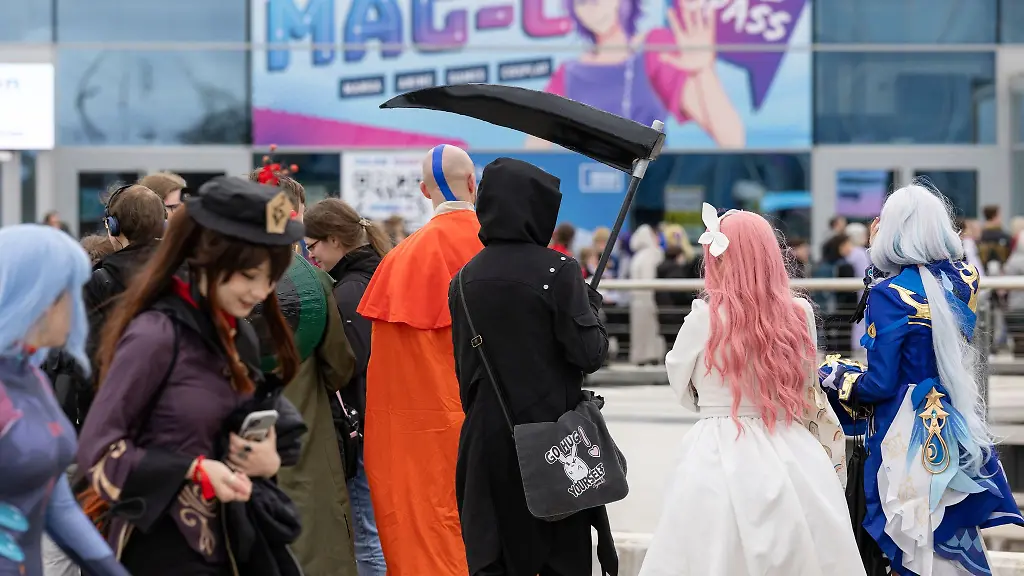 Viele-Menschen-stehen-in-langen-Schlangen-zur-Eroeffnung-der-Comic-und-Spiele-Messe-MAG-C-Community-Convention