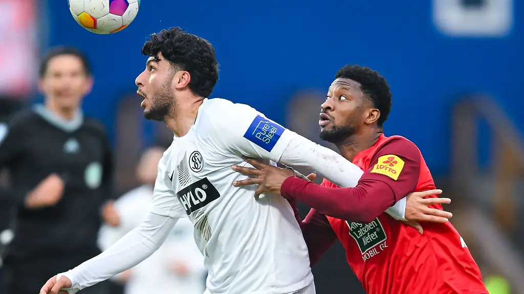 Ursapharm-Arena-Wahid-Faghir-l-von-Elversber-und-Almamy-Toure-von-Kaiserslautern-im-Zweikampf