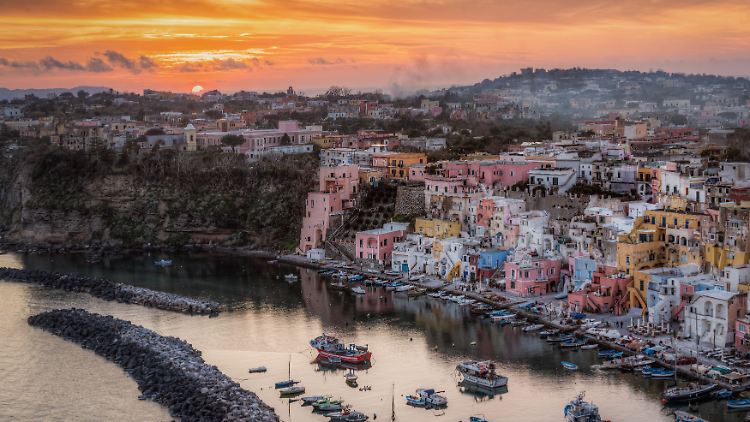 Drama, Baby!! Procida - zu jeder Tageszeit ein absoluter Hingucker. 