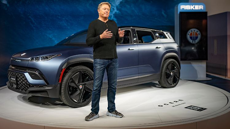 Fisker-CEO Henrik Fisker vor einem Fisker Ocean beim Mobile World Congress 2022 in Barcelona.