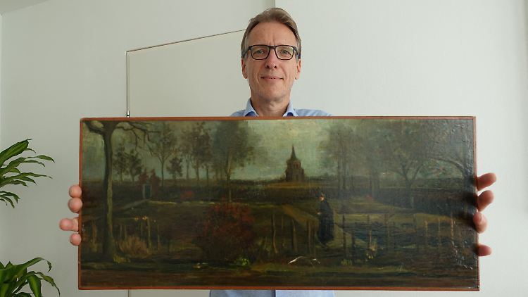 Arthur Brand zeigt stolz das wiedererlangte Gemälde von Vincent van Gogh.