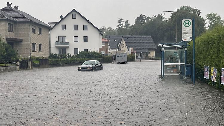 In einigen Orten in NRW hieß es am Mittag Land unter.