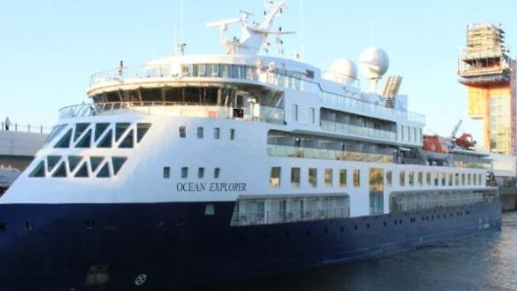 Der luxuriöse Dampfer "Ocean Explorer" ist in einer abgelegenen Gegend in Grönland in Seenot geraten.