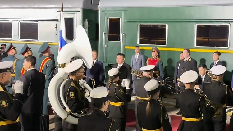 Mit einem Sousaphon wird Kim Jong Un in Russland begrüßt. Sein aktueller Aufenthaltsort ist allerdings unbekannt.