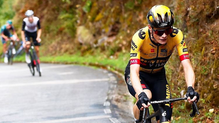 Am Schlussanstieg setzt sich Vingegaard ab und holt am Ende seinen zweiten Etappen-Sieg bei der diesjährigen Vuelta.