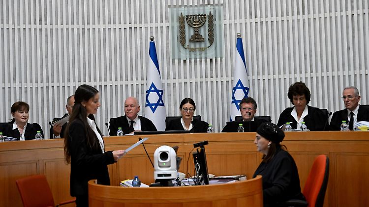 Esther Chajut (M), Präsidentin des Obersten Gerichts von Israel, sitzt zusammen mit den Richtern des Obersten Gerichtshofs Israels auf der Richterbank.