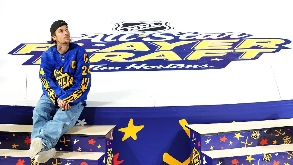 Justin-Bieber-war-fuer-das-NHL-Allstar-Weekend-in-Toronto-Dort-sah-er-sich-ein-Eishockey-Spiel-an-und-feierte-einen-Erfolg-seines-Modelabels-Drew-House-welches-zusammen-mit-Adidas-die-Trikots-fuer-das-Spiel-entworfen-hatte