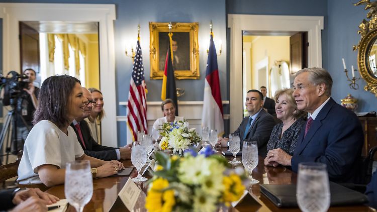 Freundliche Gesichter, schwierige Themen: Bei ihrem Treffen mit dem texanischen Gouverneur Abbott kommt Baerbock auch auf den Abtreibungsstreit zu sprechen. 