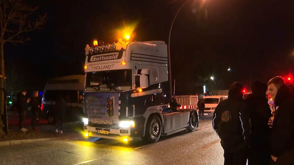 Eine-Sattelzugmaschine-steht-in-der-Einfahrt-des-Presseverteilzentrum-in-Hamburg