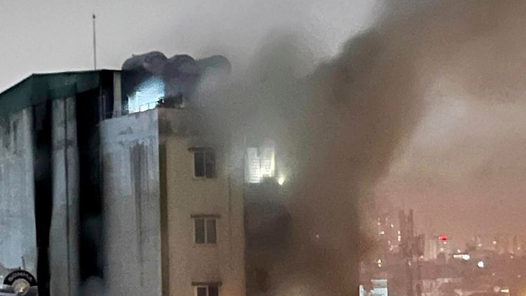 Die Ursache des Feuers ist noch unklar, der Brand ist offenbar im ersten Stock ausgebrochen.