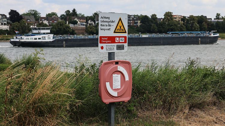 Am Rheinufer warnt bereits ein Schild in zwei Sprachen vor den Gefahren beim Baden. 