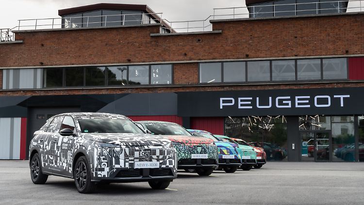 So bunt wie die getarnten Modelle wird der neue Peugeot 3008 in der Serie leider nicht. Der Hersteller hat sich mehrheitlich für Grau-, Schwarz- sowie Weißtöne entschieden.