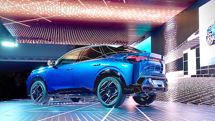 Der neue 3008 wirkt kompakt und hoch. Etwa zwei Zentimeter höher als der Vorgänger baut er tatsächlich. Kompakter ist er mit fünf Zentimetern Längenzuwachs zumindest nicht. Aber die Designer kaschieren die Größe geschickt.