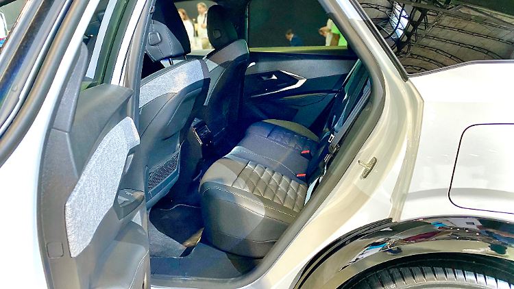 Hinten präsentiert sich der neue Peugeot 3008 knapp geschnitten, aber keineswegs eng. Es gibt zwei USB-Anschlüsse sowie einen 12-Volt-Port.