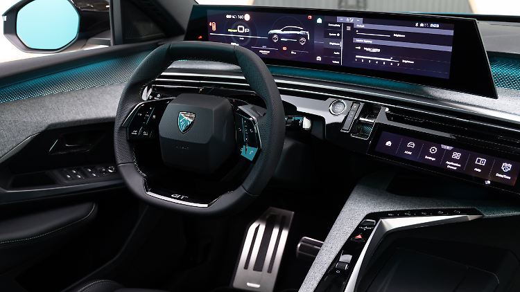 Mangelnden Chic kann man dem 3008-Innenraum mit dem curved Display wohl kaum vorwerfen. Allerdings darf der Kunde von einem spürbaren Aufpreis für dieses Feature ausgehen.