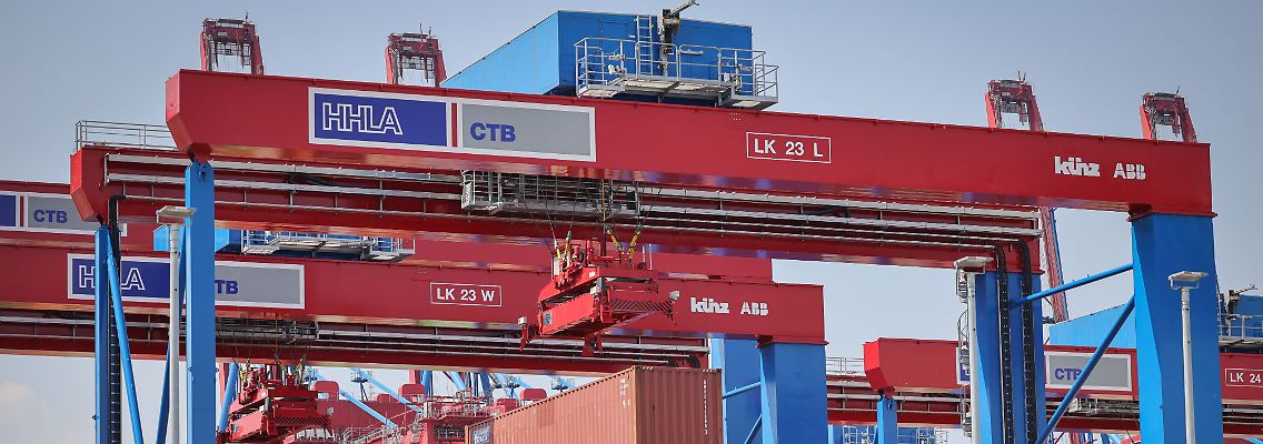 Elektrische Lagerblöcke am Containerterminal Burchardkai: Die HHLA betreibt drei Containerterminals im Hamburger Hafen, dem drittgrößten Seehafen in Europa.