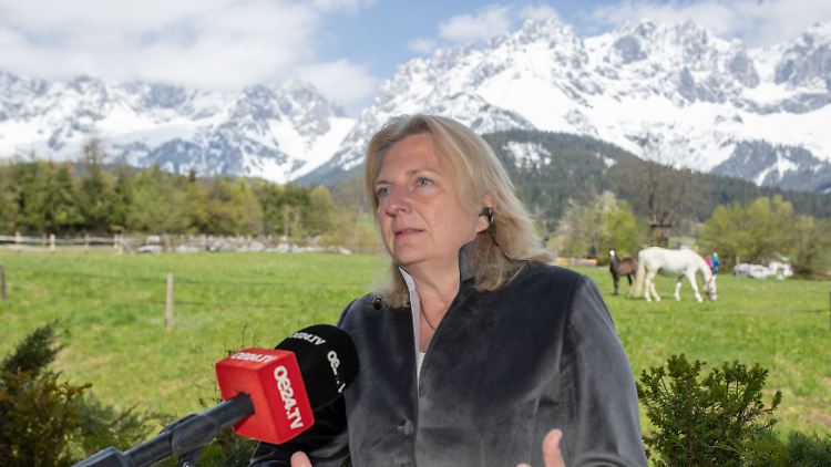 Die Alpenkulisse - wie hier im Jahr 2019 - fehlt nun auf den aktuellen Bildern: Kneissel ist bekannt als Pferde- und Russlandfreundin.