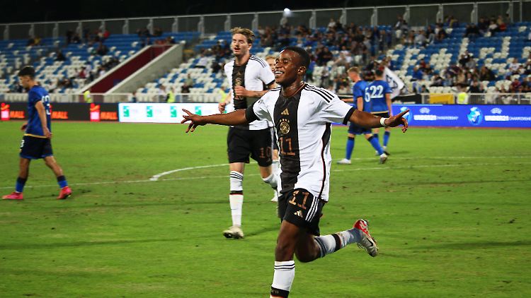 Bei der U21 kann der Dortmunder Youssoufa Moukoko wieder lachen.