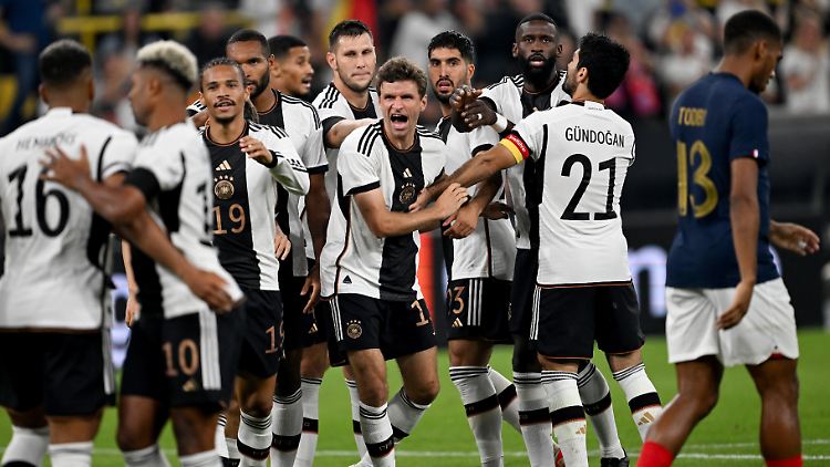 Ungewohntes Bild: Eine jubelnde deutsche Fußball-Nationalmannschaft.