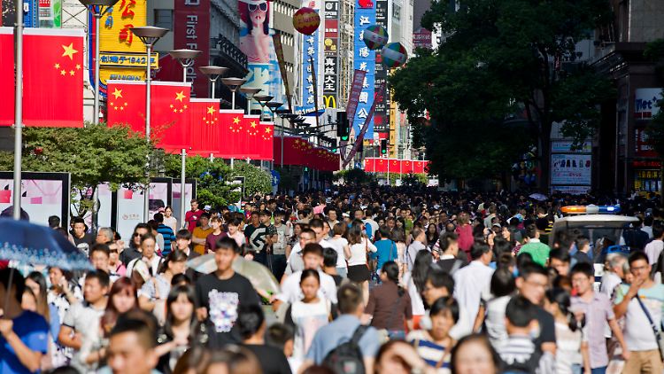 Die falsche Kleiderwahl könnte der chinesischen Bevölkerung künftig teuer zu stehen kommen.