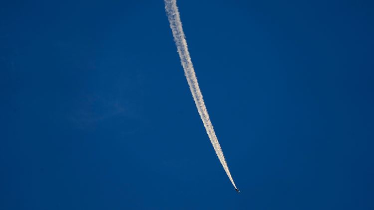Im August 2022 fliegt ein chinesischer Kampfjet über die Straße von Taiwan: China schickt immer wieder mal Drohgebärden Richtung Taiwan.