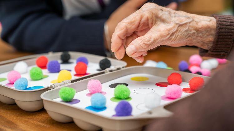 Die Alzheimer-Demenz ist eine degenerative Erkrankung des Gehirns. Je älter ein Mensch wird, desto größer ist das Risiko für eine Demenzerkrankung.