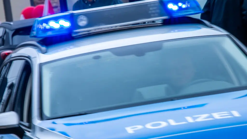 Ein-Streifenwagen-der-Polizei-ist-mit-Blaulicht-im-Einsatz