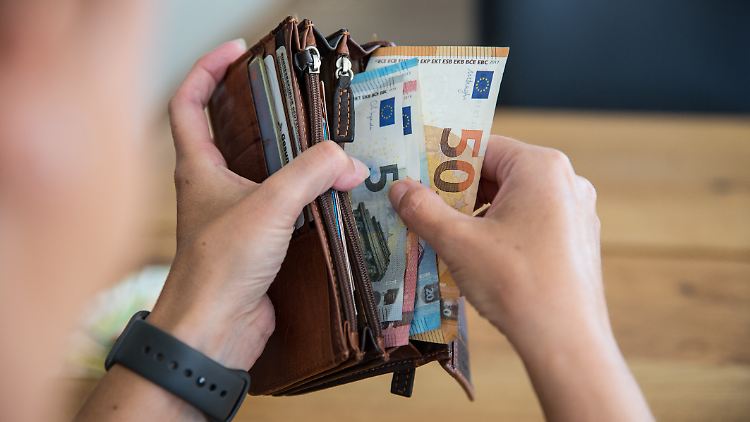 Für Alleinstehende wird das Bürgergeld zum 1. Januar um 61 auf 563 Euro erhöht. Mit Partnern zusammenlebende Erwachsene erhalten künftig 506 Euro statt wie bisher 451 Euro.