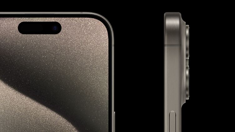 Hier sieht man schön den schmaleren Display-Rand und die abgerundeten Kanten des iPhone 15 Pro.