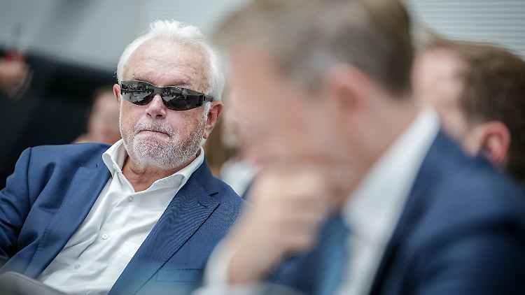 Der Bundestagsvizepräsident konnte seine "Liberty" trotz des Problems alleine in den Hafen steuern.