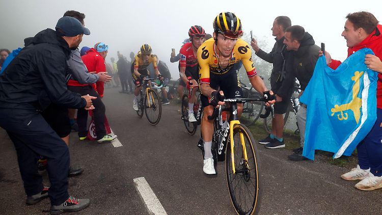Roglic (vorne) gewann am Ende die Etappe vor Vingegaard (hinten) und Kuss (Mitte).