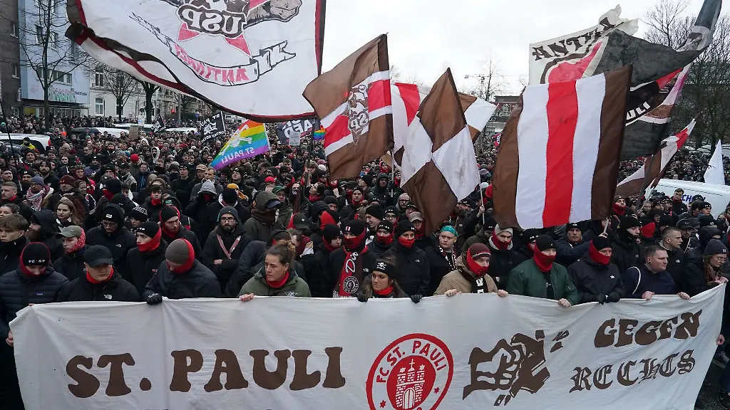 St-Pauli-Fans-demonstrieren-nach-dem-Spiel-des-FC-St-Pauli-gegen-Fuerth-gegen-Rechtsextremismus