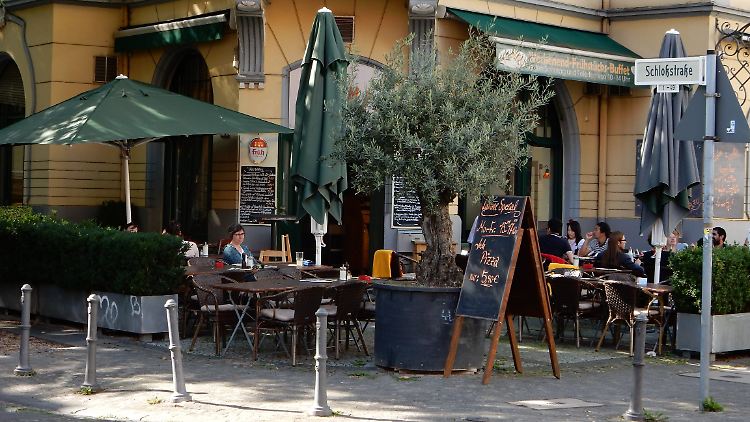 Zum neuen Jahr laufen die vergünstigten Mehrwertsteuersätze für Essen in der Gastronomie aus. Dann gilt wieder ein Steuersatz von 19 Prozent.
