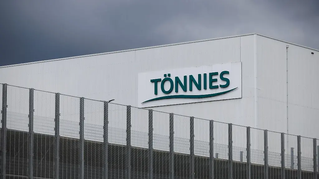 Das-Firmenlogo-ist-auf-dem-Betriebsgelaende-der-Fleischfabrik-Toennies-zu-sehen