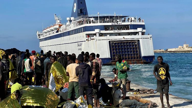 In Italien hat einen besonders hohen Zustrom an Flüchtlingen. Viele kommen auf der Mittelmeerinsel Lampedusa an.