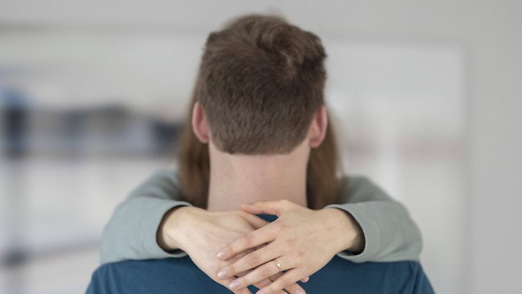 Narzissten können beeindruckenden Charme und Selbstbewusstsein zeigen - aber auch zerstörerisch sein.